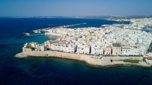Vacanze in Italia per giovani: destinazioni mare & montagna più esclusive (con consigli pratici, periodi top ed eventi da non perdere)