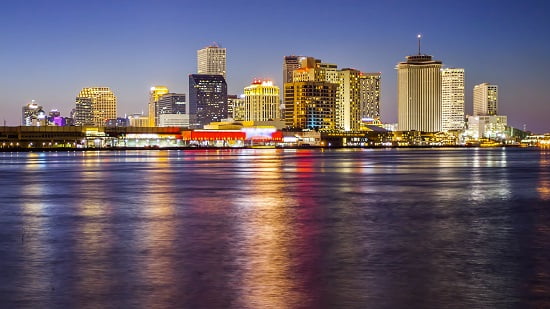 Skyline di New Orleans sul Mississippi