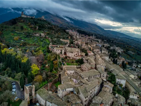 Umbria in autunno: borghi, foliage, olio nuovo e itinerari slow