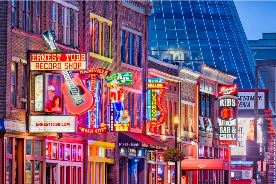 Lower Broadway a Nashville, cuore della musica dal vivo