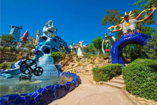 Sculture colorate del Giardino dei Tarocchi di Niki de Saint Phalle a Capalbio