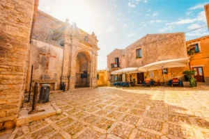 Erice in 1 giorno: itinerario a piedi tra castello, vicoli e panorami, con orari e consigli pratici