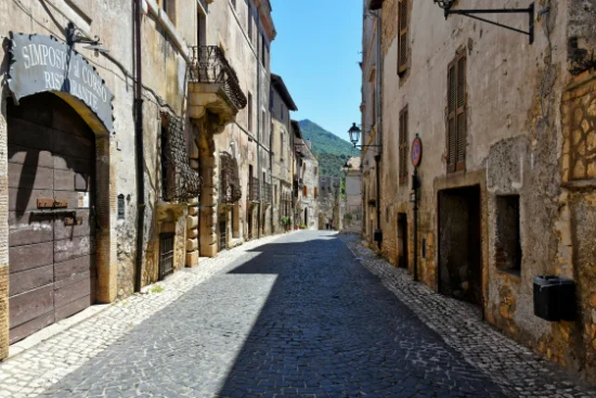 Vicolo medievale nel centro storico di Sermoneta