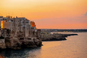 Polignano a Mare in 1 giorno: itinerario a piedi tra centro storico, Lama Monachile e grotte (con orari furbi)