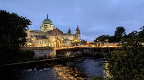 Galway Cathedral e Salmon Weir Bridge di sera