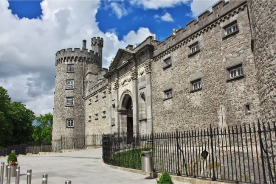 Facciata del Castello di Kilkenny, prima tappa dell’itinerario