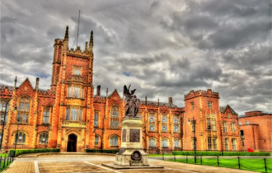 Queen’s University Belfast nel quartiere universitario