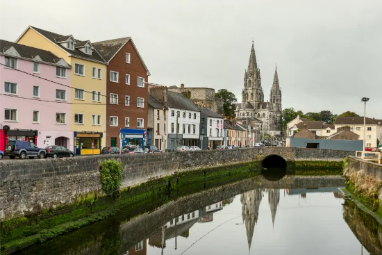 Cork con la cattedrale e il River Lee